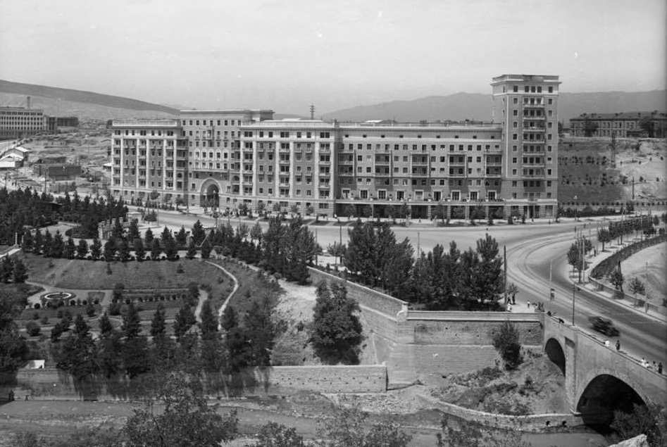 გმირთა მოედანი